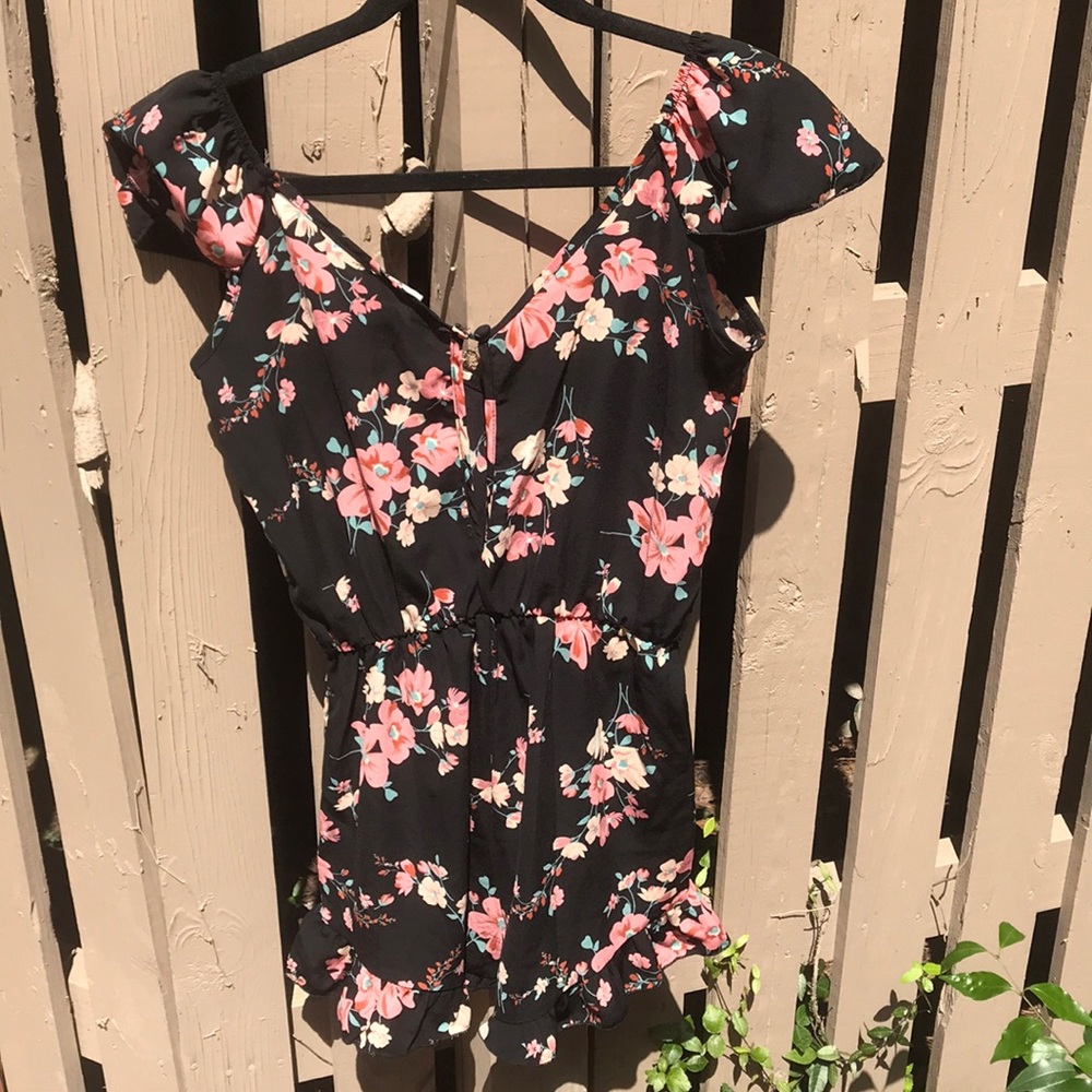 Urban Outfitters Floral Ruffled-Sleeve Romper - Picture 4 of 6